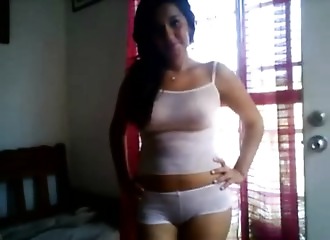 Strip cam prodigué par une latine grassouillette