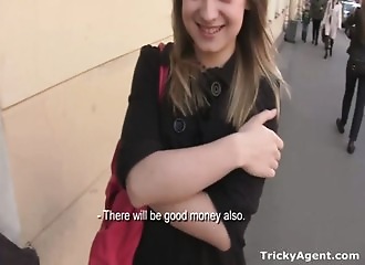 Cette blonde aspire sa verge qui l'emboutit ensuite