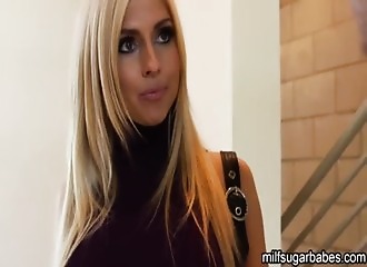 Une quadra magnifique baise sans se défiler