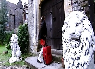 Une nouvelle venue accueillit par deux bites