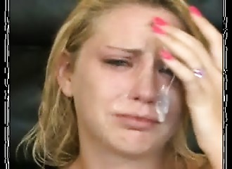 Elle chiale à cause d'une éjac faciale