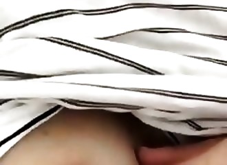 Cougar aux gros seins produit du lait