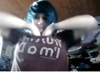 Cette emo tchatte et exhibe ses melons