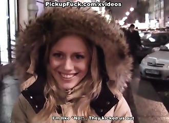 Deux verges pour cette jolie blonde frivole
