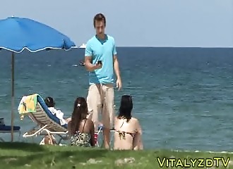 Un dragueur aborde de jolies femmes