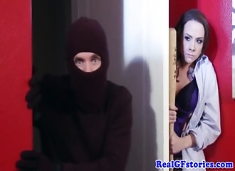 Cagoulé et pris en otage sexuel