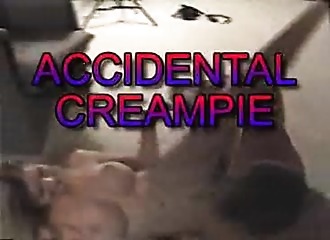 Il lui gicle dans la chatte par accident