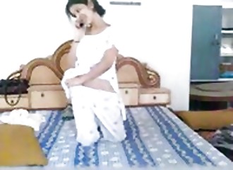 Indienne se masturbe sur son lit