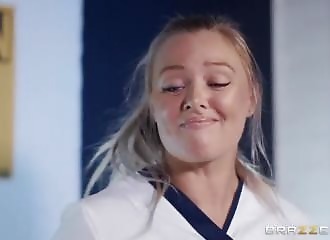 Bonne baise sur un lit d’hôpital avec une pouffiasse tatouée