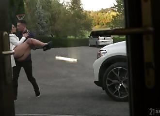 Nelly Kent, mannequin aux grandes jambes, se fait distendre l'anus par un nouvel admirateur