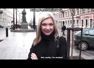 Une blonde mange avant de se faire queuter