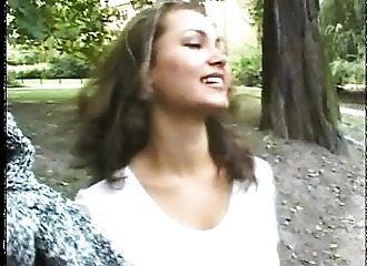 Nympho se fait partouzer par 3 potes