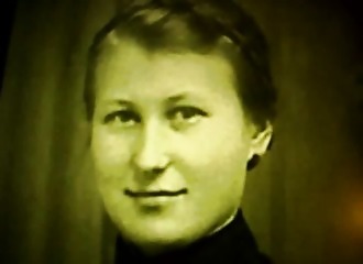 Branlette contre un vieux portrait noir et blanc