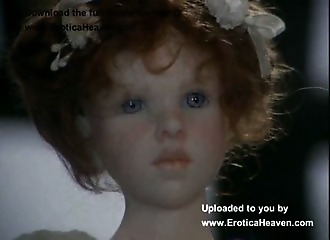 Travesti en suceuse blonde et tiré par derrière