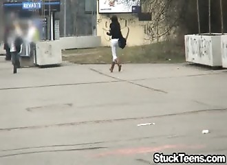 Une jolie citadine sautée par un automobiliste