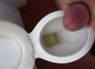 Il éjacule dans la cuvette des chiottes
