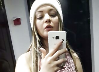 Blonde nue sous son écharpe devant son miroir