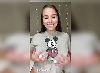 Beauté montre ses superbes nichons piercés