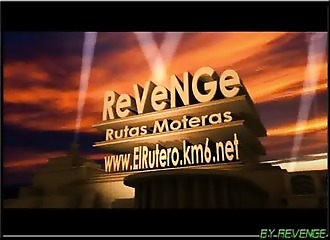 Un pin-up se déshabille près d'une moto