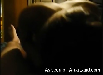 Une coquine écarte les cuisses pour être pinée