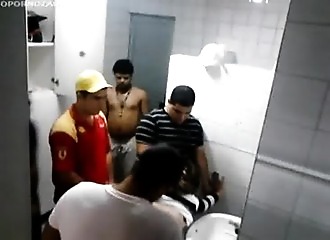 Partouze latine en bande aux chiottes