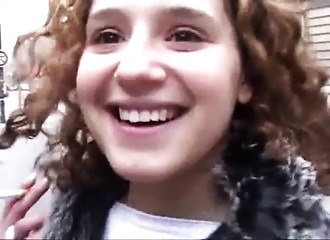 Une suceuse à bouclettes enchantée d'être baisée