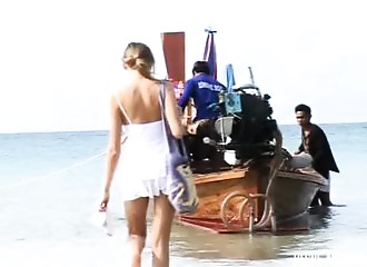 Totalement nue sur une plage d'Irlande