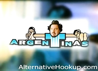 Une queue plonge dans une vulve latine