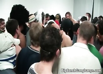 Gang bang extrême et géant avec fist