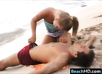 Pinée à la plage près de l'eau