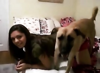 En faisant sa chienne ça excite son toutou