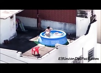 Dans leur piscine démontable pour baiser 