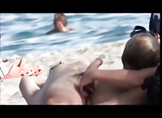 Couples surpris à la plage