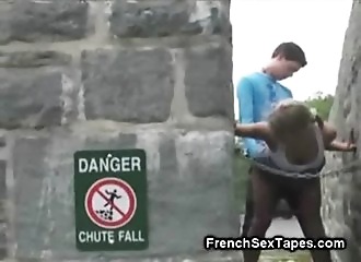 Fourrée dehors après l'avoir sucé activement