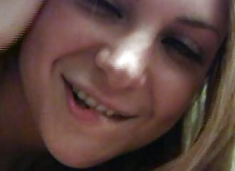 Blonde aux gros seins et peau bronzée baise sur le lit