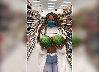 Deux superbes pastèques dans un supermaché