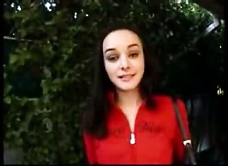 Brune au petit cul bandant gicle et tremble de trop prendre son pied lors d'un porno