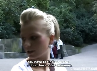 La chaude Katerina taille une pipe en forêt