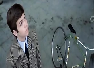 Apprentissage du vélo jupe retroussée en porte-jarretelles