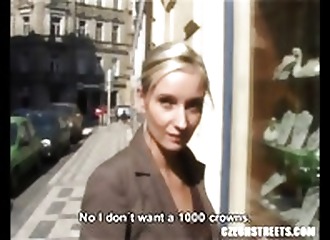Blonde accostée dans la rue va t'elle accepter de se dévoiler contre un peu d'argent ?